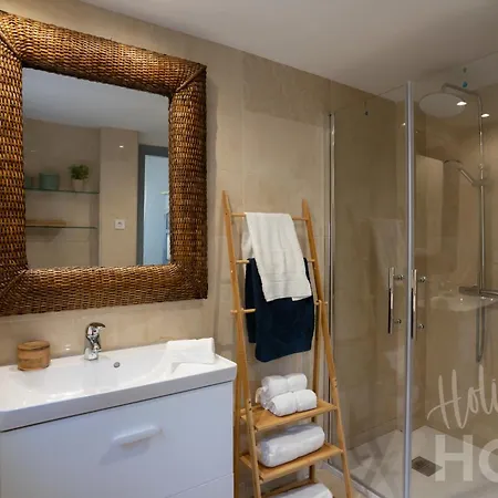 Neptuno Ii Beachfront Elviria,sea Views,lovely Terrace And Pool *